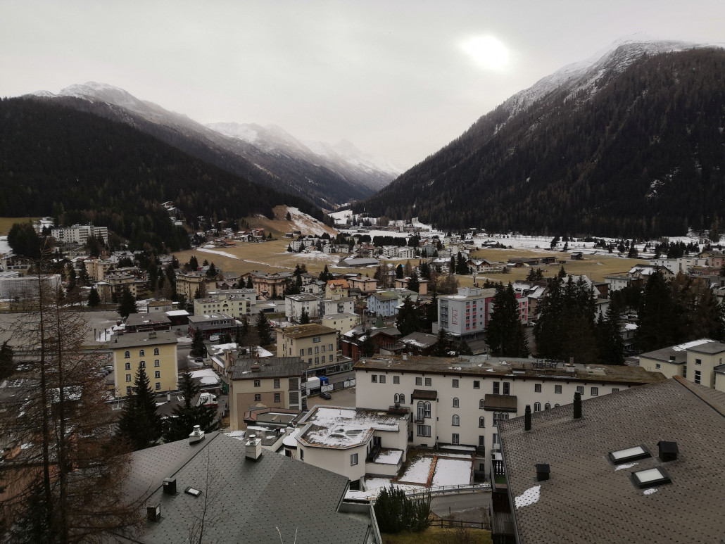 Während im Mittelland heute Nacht der Winter einkehrte, war es in Davos heute morgen noch weitgehend schneefrei. Tagsüber setzte dann auch Schneefall ein, sodass es jetzt deutlich winterlicher ist.