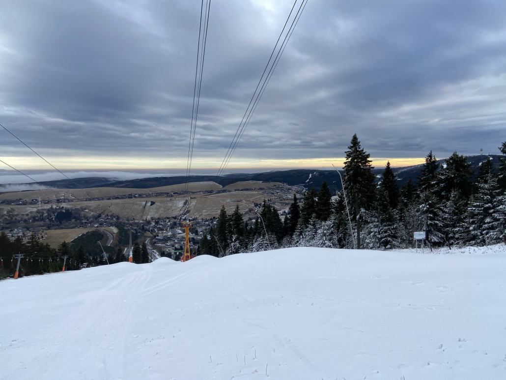 oberer Bereich der Rennstrecke mit einzelnen Haufen, in der Flächee und am linken Rand war die Schneeauflage etwa 20cm, die Haufen rechts bis zu 2m