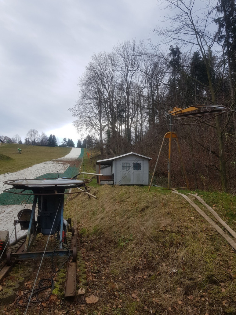 Talstation ( links ) und Bergstation ( rechts ) der beiden Bügellifte am linken Pistenrand