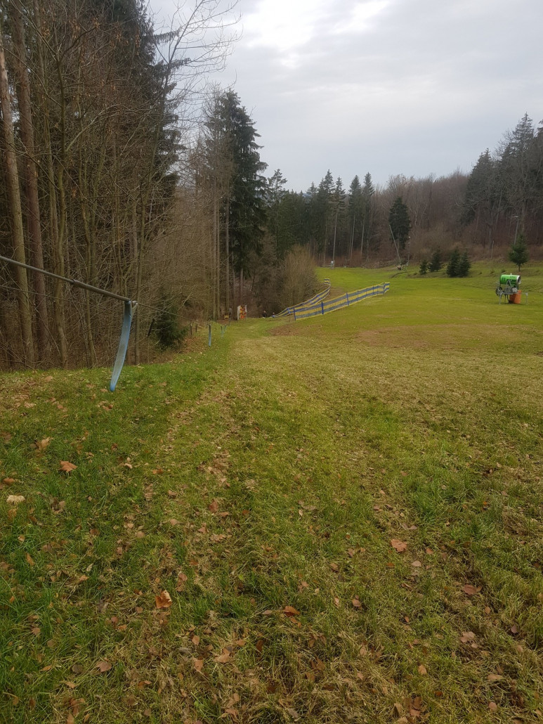 Unterer Pistenbereich mit den beiden Talstationen der Bügellifte ( links+Mitte )