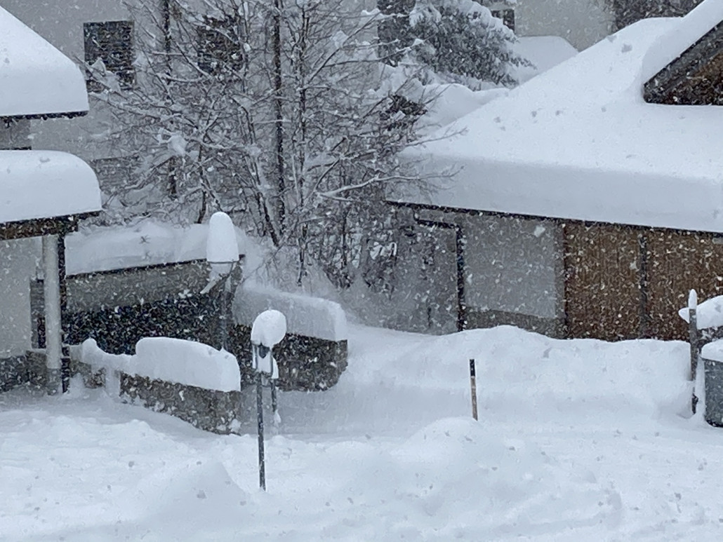 Auf der Mauer ist die gefallene Neuschneemenge im Dorf gut ersichtlich.