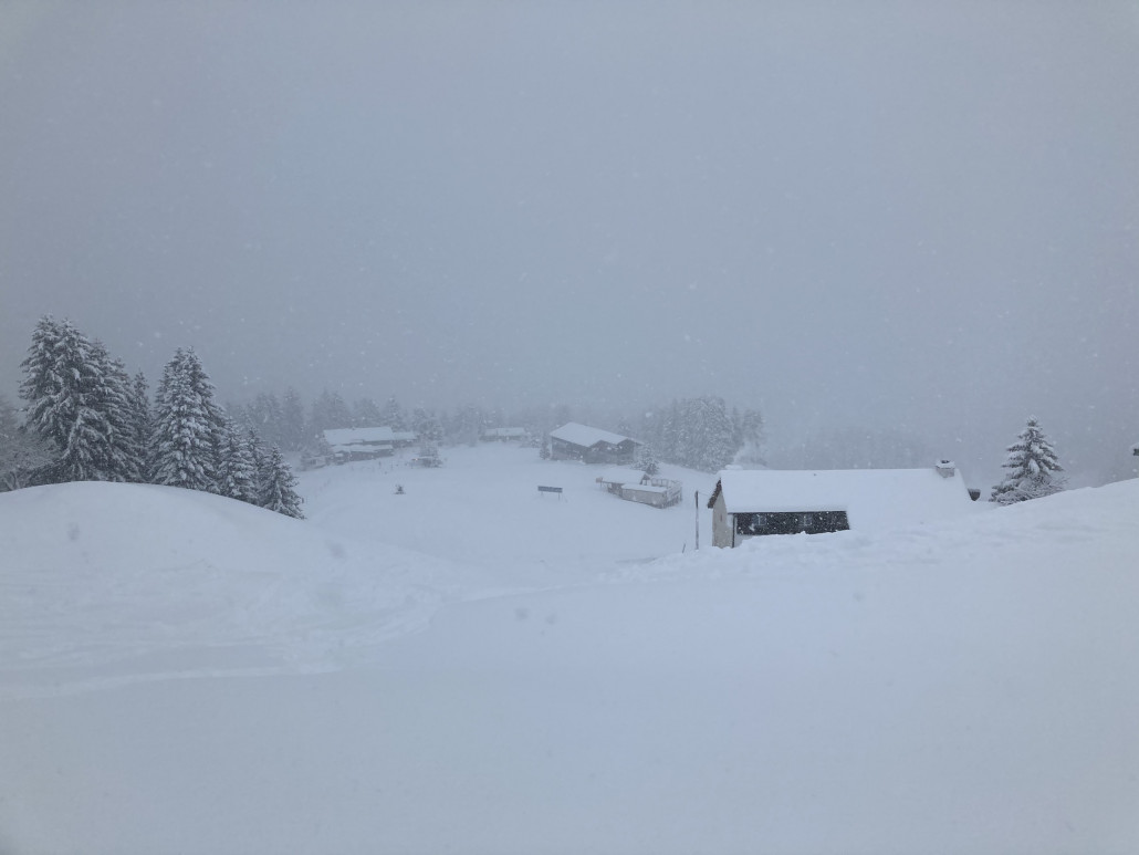 Auf Tgantieni. Blick zur Bergstation der KSB Tgantieni