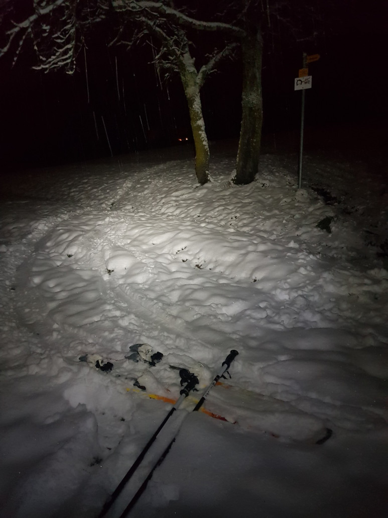 Abschnallen, Strassenquerung, die Schneedecke wird dünner