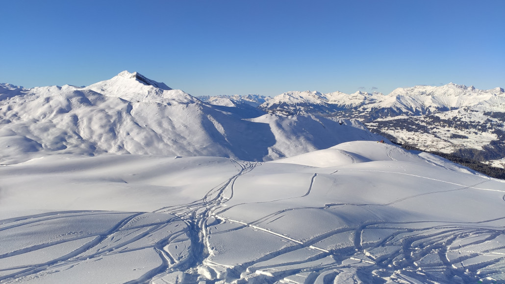 Hinter der runden Schutzhütte