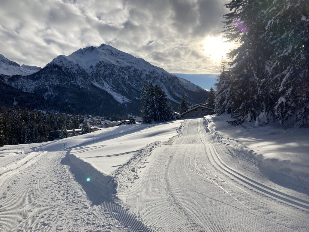 Auf dem etwa zehnminütigen  Fussmarsch zum Fadail-Lift. Wenn ich mir die Szenerie so anschaue, wäre Langlauf durchaus eine Option.