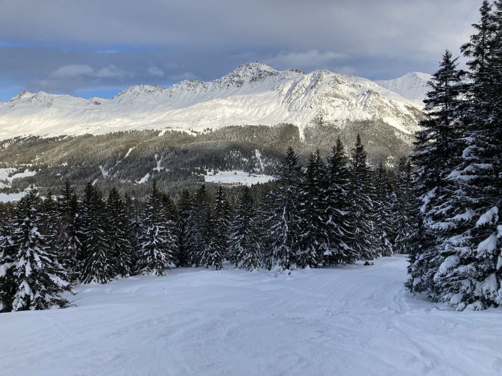 Noch nicht geöffnete aber gut fahrbare Talabfahrt  46 nach Lenzerheide