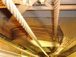 Das Zugseil ist auf einer Trommel befestigt. Die Trommel ist mit einem nicht sichtbaren Tellerfederpaket vorgespannt, damit bei einem eventuellen Notstopp des Wagens und dessen auspendelns, nicht versehentlich die Schienbremse einfallen kann.