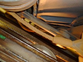 Die Kompositionen sind jewils mit einer deichsel miteinander verbunden. Als Sicherheit hat es dann jeweils noch 2 Stahlstruppen.