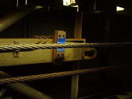 Oben und unten ist jeweils ein schutz angebracht, damit das Zugseil des anderen Wagens bei Berührungen nicht beschädigt wird oder die Bahn nicht wegen eines Kurzen anhält.