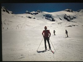 Cervinia Seite, ziemlich weit unten, schätze mal bei Plan Maison, im Hintergrund einer der 3 alten Tellerlifte die heute nicht mehr stehen