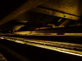 Diverse Leitungen sind unter dem Wagen in Kanälen