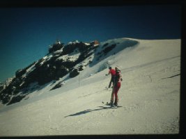 im Hintergrund ist Testa Grigia, die Abfahrt führt zur Cime Bianche