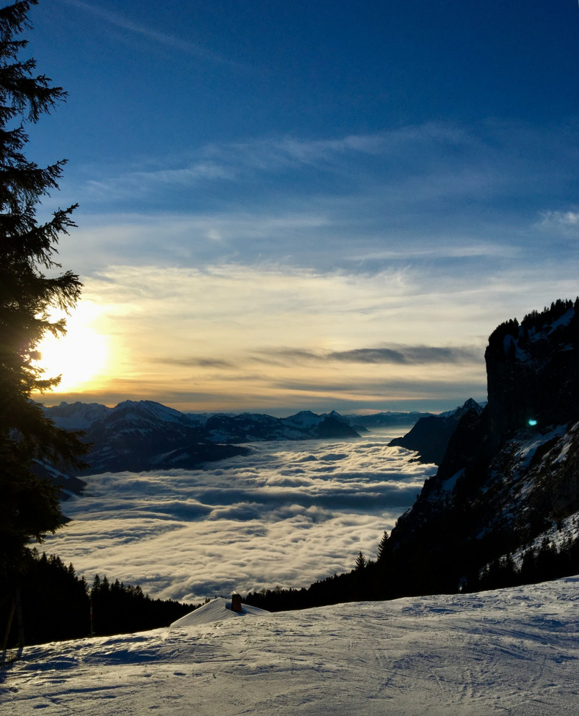 Die Aussicht ist eine Klasse für sich und muss man einfach mal erlebt haben, ob mit einem Nebelmeer oder einem Meer aus Seen ;)
