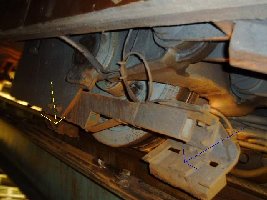 Pro Komposition hat es 4 Spurräder. Diese greifen beidseitig über die Schiene und lenken somit den Wagen.
<br />Gelb markiert ist der Bremsbacken der Schienenbremse.
<br />Blau markiert ist die Antenne für die Kommunikation zwischen dem Wagen und den Stationen.
<br />Au