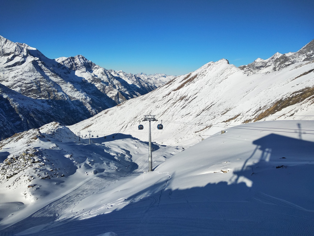 Unten sieht man die grundpräparierte Piste Schneehuhn