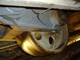 Pro Kompasition, d.h. Wagen und Anhänger, hat es 4 Laufräder. Diese sind ziemlich breit, d sie auf der Ausweiche ohne anzuhängen von einer Schiene auf die andere wechseln können.
<br />Blau markiert ist einer der Wärmesensoren. Deren hat es 2 pro Rad.