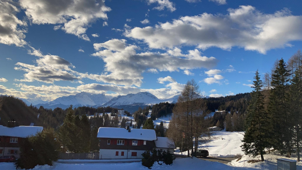 Ausblick während der Auffahrt mit der Sesselbahn Tgantieni