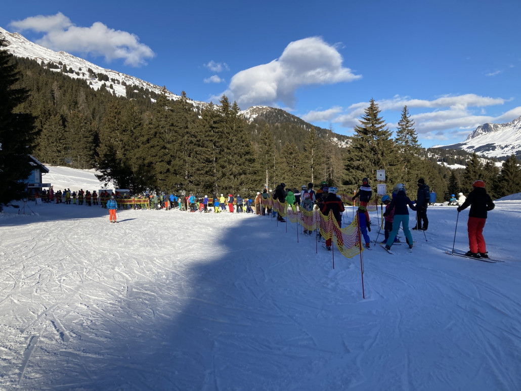Lange Anstehkolonne vor der Sesselbahn Pedra Grossa. Nach maximal fünf Minuten waren wir auf dem Sessel - ohne Stress und Drängelei.