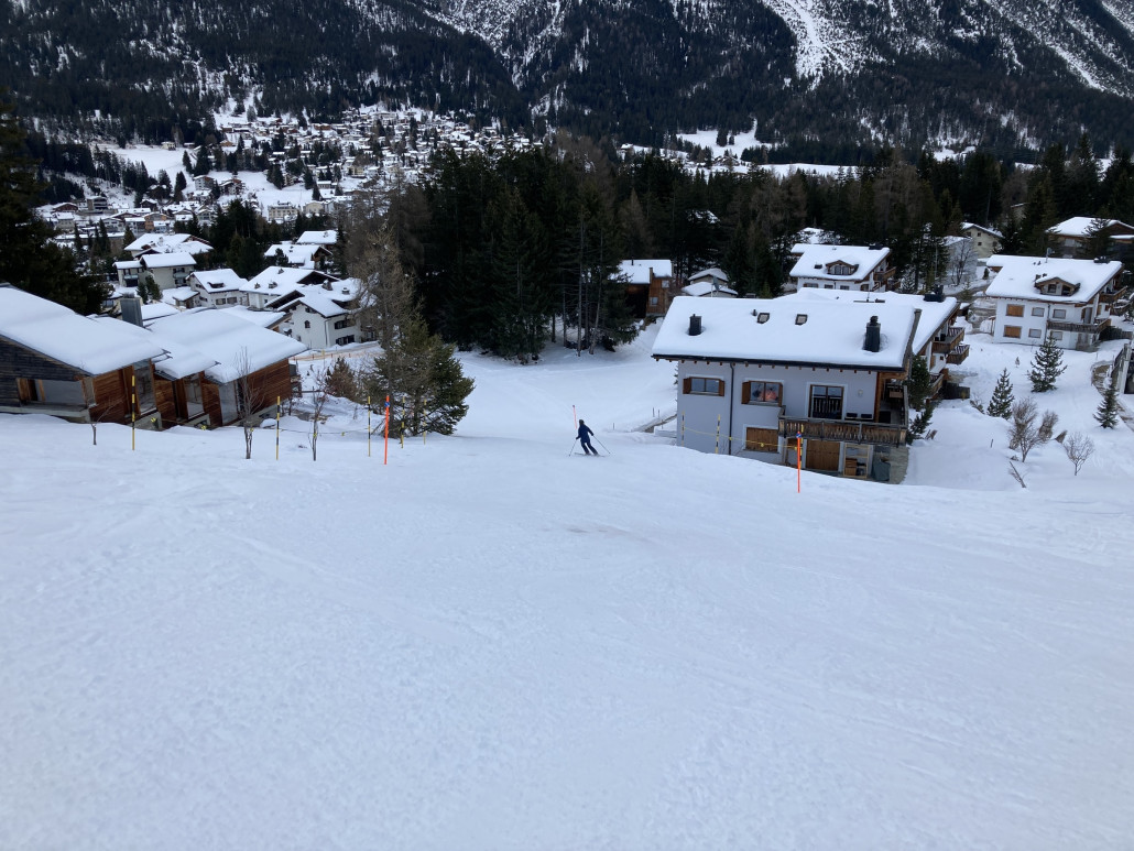 Zum Schluss schlängelt sich die Abfahrt zwischen den Häusern durch.
