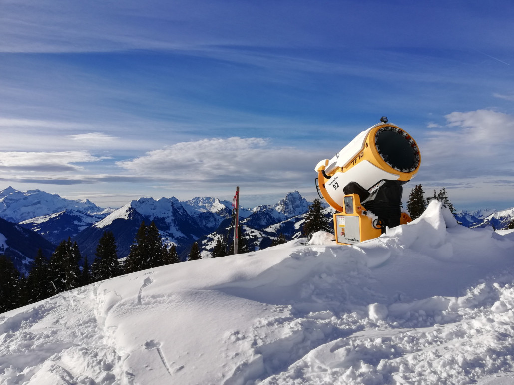 Schneekanone im Schnee :). Ca. 50cm hier oben.