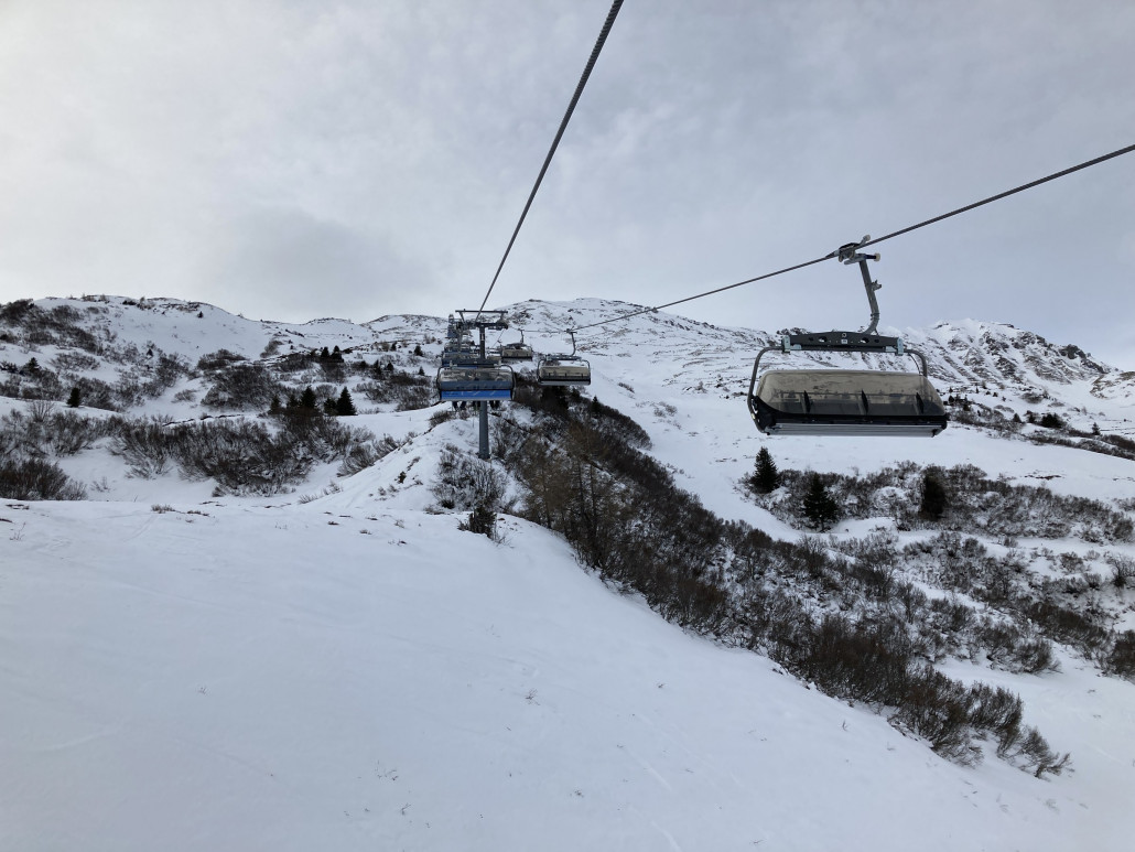 Sesselbahn Stätzerhorn. Auf diesem Bild sieht  man gut, wie stark dieser Sektor vom Wind bearbeitet wurde.