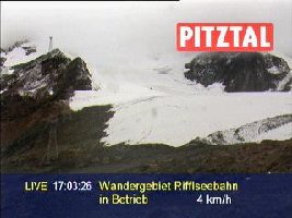 Hier ist im Gletscherbereich  bei der Pitzpanoramabahn noch ein wenig übrich aber viel Neuschnee kam hier nicht runter