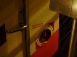 An jedem wagen hat es oben und unten eine Notentriegelung um die pneumatische Türverriegelung drucklos zu machen.