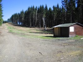 Zunächst der neue Lift aus dem letzten jahr! Sieht so aus, als ob da einiges an der piste gemacht wurde! Sieht schäbig aus!