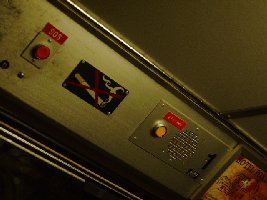 In jedem Abteil hat es einen SOS-Knopf und einen Lautsprecher. In einigen Abteilen hat es zusätzlich einen Knopf, um dem Maschinisten zurück zu antworten.
<br />Sämtliche Nothälte wurden aus den Abteilen entfernt, damit die Gäste im brandfall nicht den wagen s