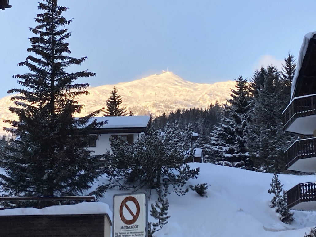 Beim Warten auf den ersten Sportbus kündigte sich das gute Wetter bereits an.