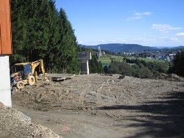 Da steht dieser Bagger rum, der gerade das frisch aufgeschüttete wieder ausschaufelt! und das nach genauen Markierungen!