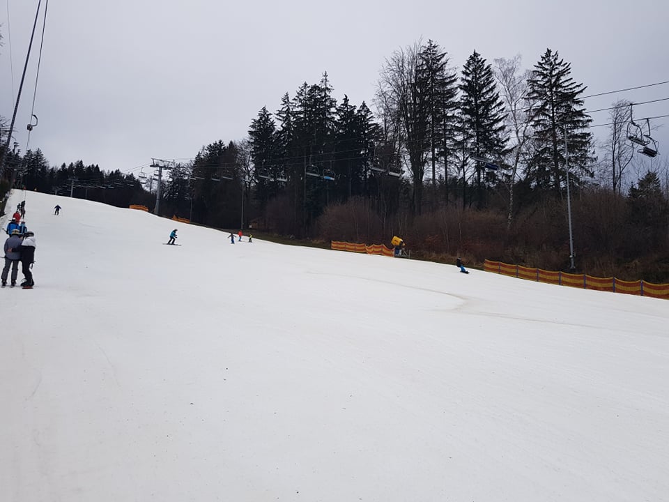 Blick auf geschlossene Sesselbahn