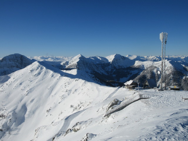 Blick vom Goldeck Richtung Südwesten, rechts die Panorama Alm, ganz rechts die Bergstation des 2-CLF Seetal (2.114 m, LSAP)