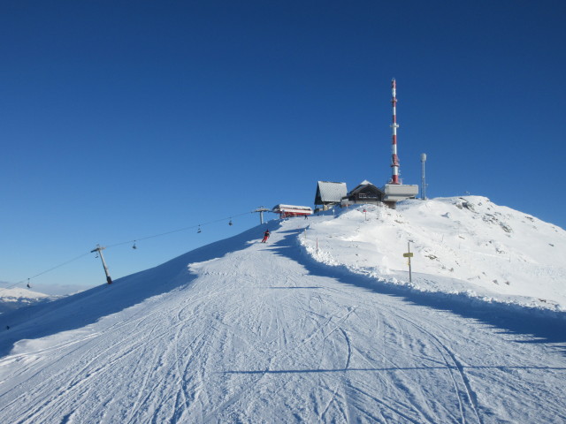 Eggeralmabfahrt, im Hintergrund das Goldeck (2.142 m) mit der Bergstation des 6-CLD Gipfel "Skyliner" (2.117 m) und Bergstation des 2-CLF Seetal (2.114 m, LSAP)