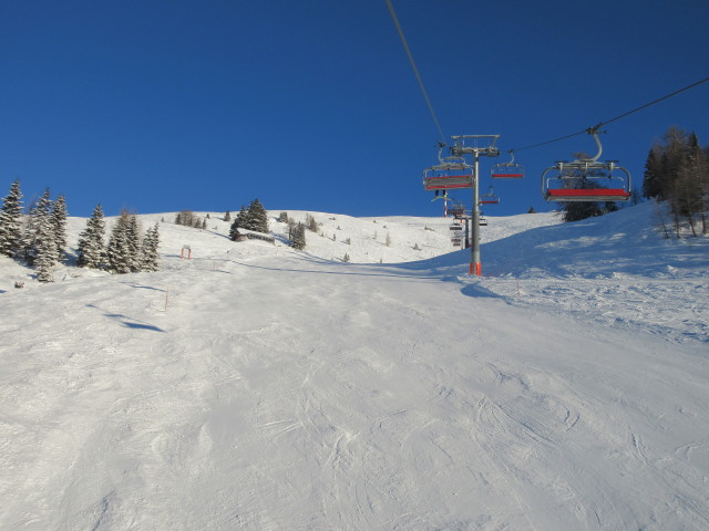 6-CLD Gipfel "Skyliner", darunter die Gipfelbahnabfahrt, rechts im Hintergrund die Bergstation des 2-CLF Seetal (2.114 m, LSAP)