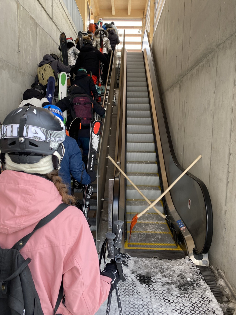 Talstation EUB Kumme. Gute Bahn mit spektakulärer Sicht, aber die Talstation ist eine Fehlkonstruktion. Viel zu kleiner Einsteigbereich, so dass die Rolltreppe bei ein paar Leuten ausser Betrieb genommen werden muss. Peinlich.