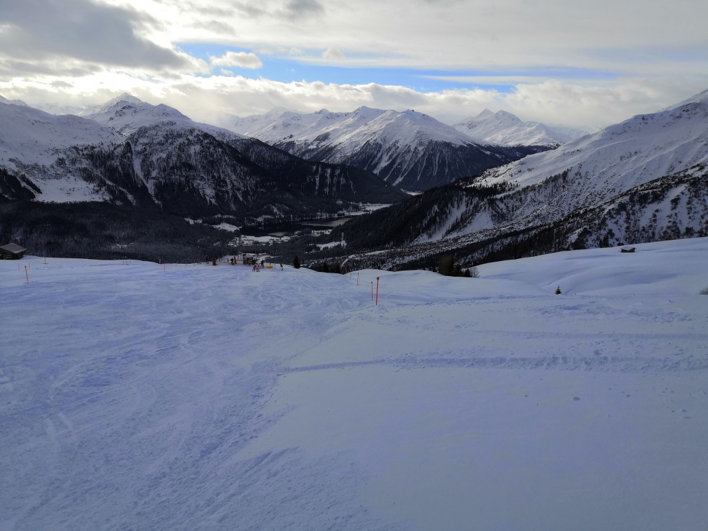 Der See gefriert langsam zu.