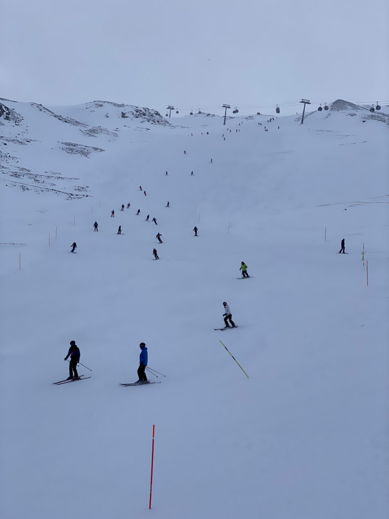 Zu viele Leute auch Richtung Furgg. Mit wenigen offenen Pisten verteilt es sich schlecht.