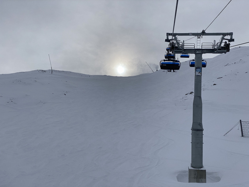 Bei Hirli Bergstation. Unmotivierte Beschneiung der Hörnli ohne Anzeichen einer baldigen Öffnung.