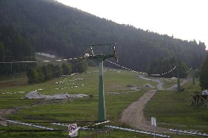 Das Seil der alten Bahn ist bereits abmontiert, die Sommerrodelbahn wird heuer wegen des Neubaues der Zubringerbahn vorzeitig abgebaut.