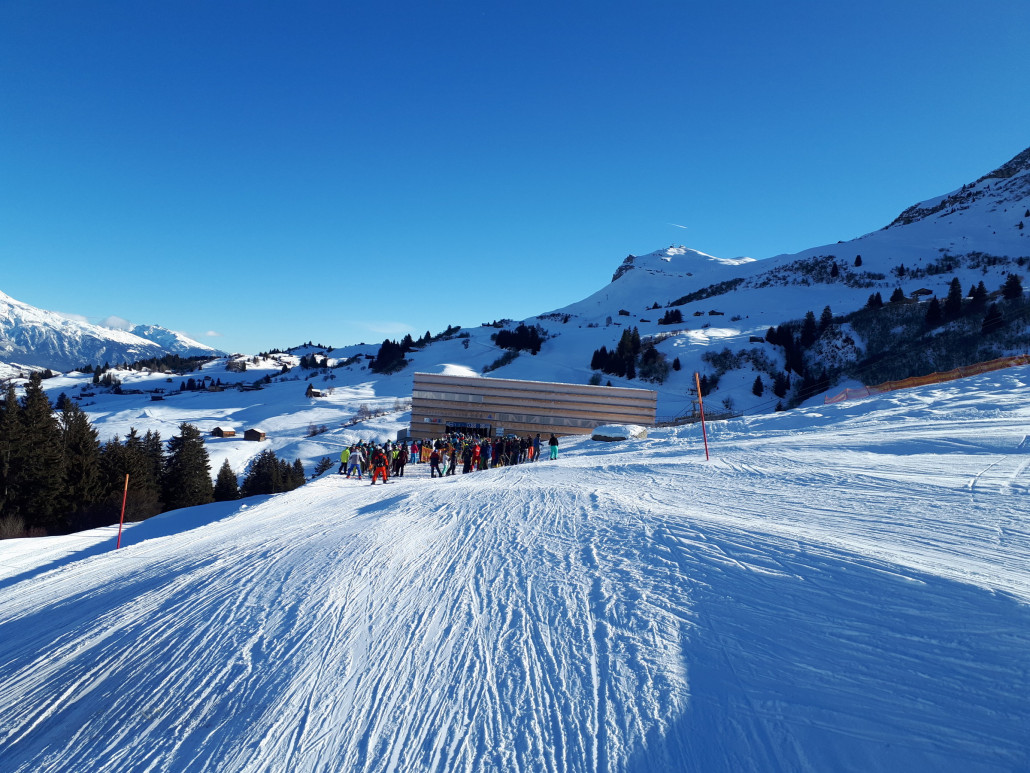Der neue Stein Sessel schaufelt die Leute aber gut weg
