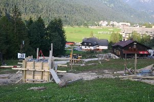 Sehr weit sind die noch nicht: 1 Fundament betoniert, bei weiteren 3 sind die Baugruben fertig.