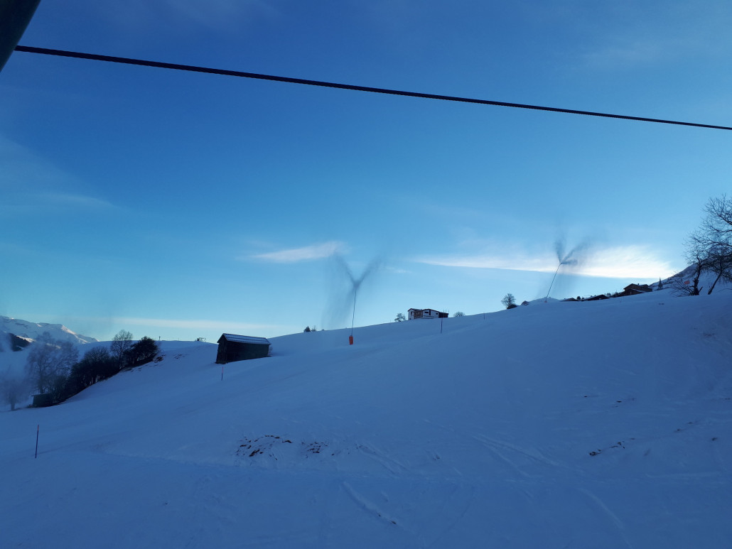 Schneekanonen laufen tagsüber.