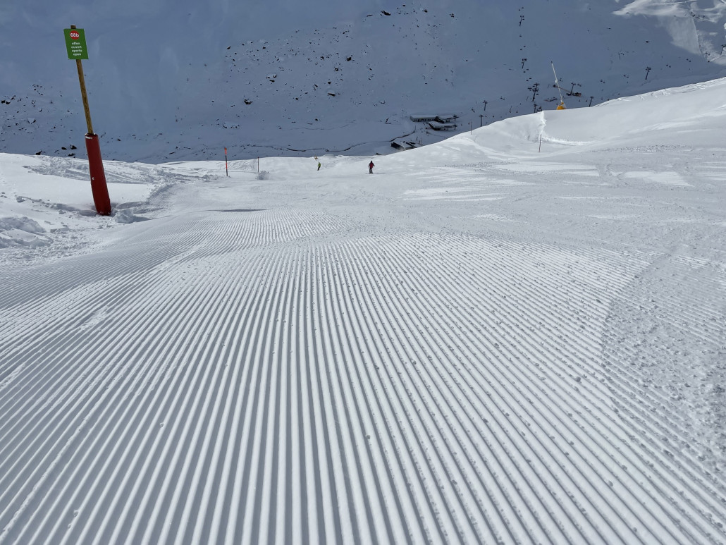 Nicht überall ist es so perfekt präpariert. Viel mehr Skifahrer hat es selten.