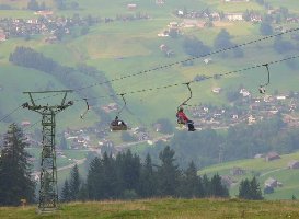 Hier der Schilift Stöfeli 1520 m lang; der Hüttenwirt fährt ins tal runter