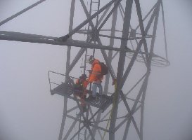 wer da nicht schwindelfrei ist, den Boden konnte man nur ganz schwer erkennen... zum Glück konnten wir sicher zur Bergstation weiterfahren...