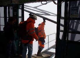 im dichten Nebel bremste der Wagenführer ab, und suchte die 4 Stütze-- da mußten Wartungen durchgeführt werden; nach einigen Minuten langsamer Fahrt konnten die Arbeiter endlich ins Freie...