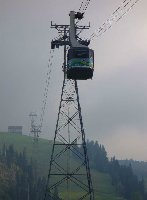von Iltios geht eine Luftseilbahn auf 2262 m, mit 5 Stützen und 3450 m Länge, mit Sicherheit eine der langen Bahnen in den Alpen