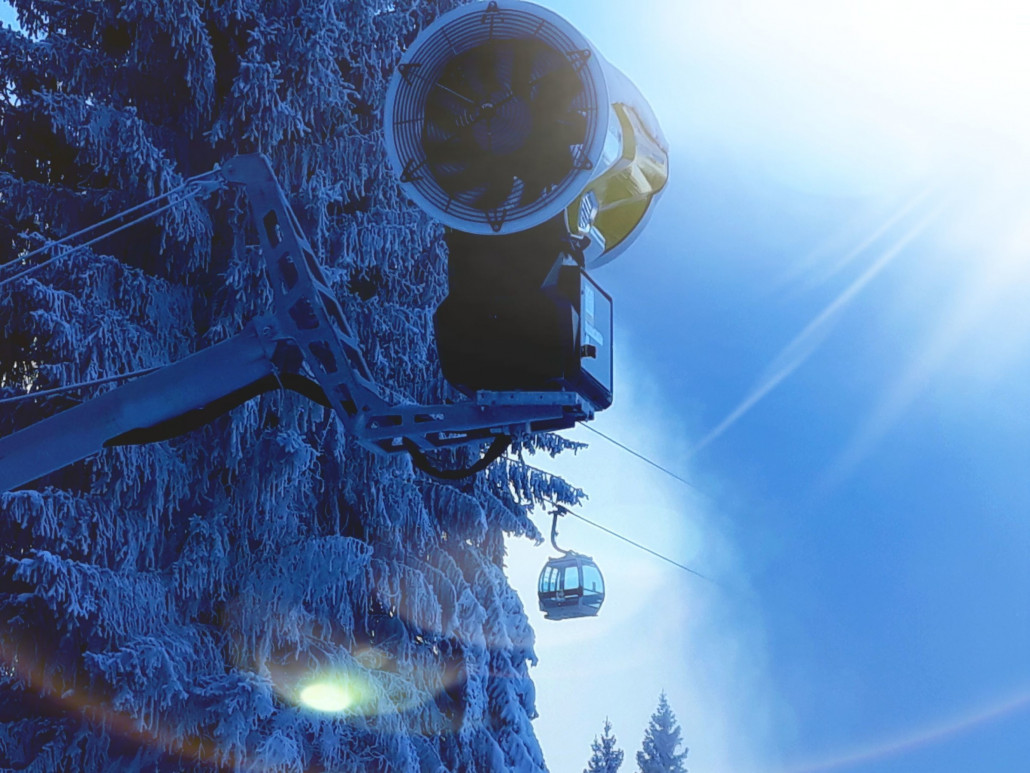 (im Sommer) neu installierte TechnoAlpin Turmkanone an der Talabfahrt