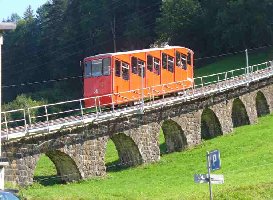die Brücke unmittlbar vor der Talstation, dann gehts in den Wald...